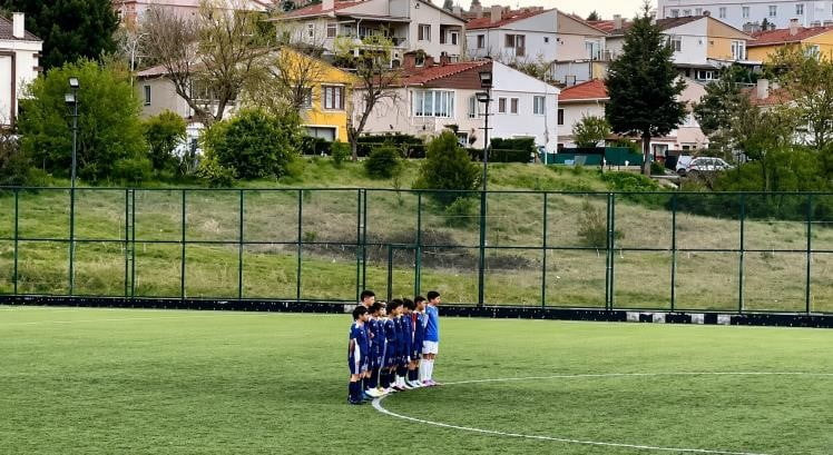 MİNİKLER KENDİLERİNE HAKEMİN 'KÜFÜR ETTİĞİ' İDDİASIYLA 1 DAKİKA BOYUNCA TOPA VURMADILAR