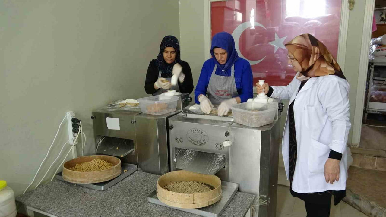 MİSAFİRLERİNİN, "NEDEN BİR İŞLETME AÇIP DA YUVALAMA YAPMIYORSUN" TAVSİYESİ ÜZERİNE YUVALAMA...