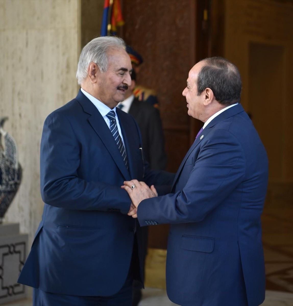 Mısır Cumhurbaşkanı Abdulfettah es-Sisi (sağda), Libya'nın doğusundaki silahlı güçlerin lideri...