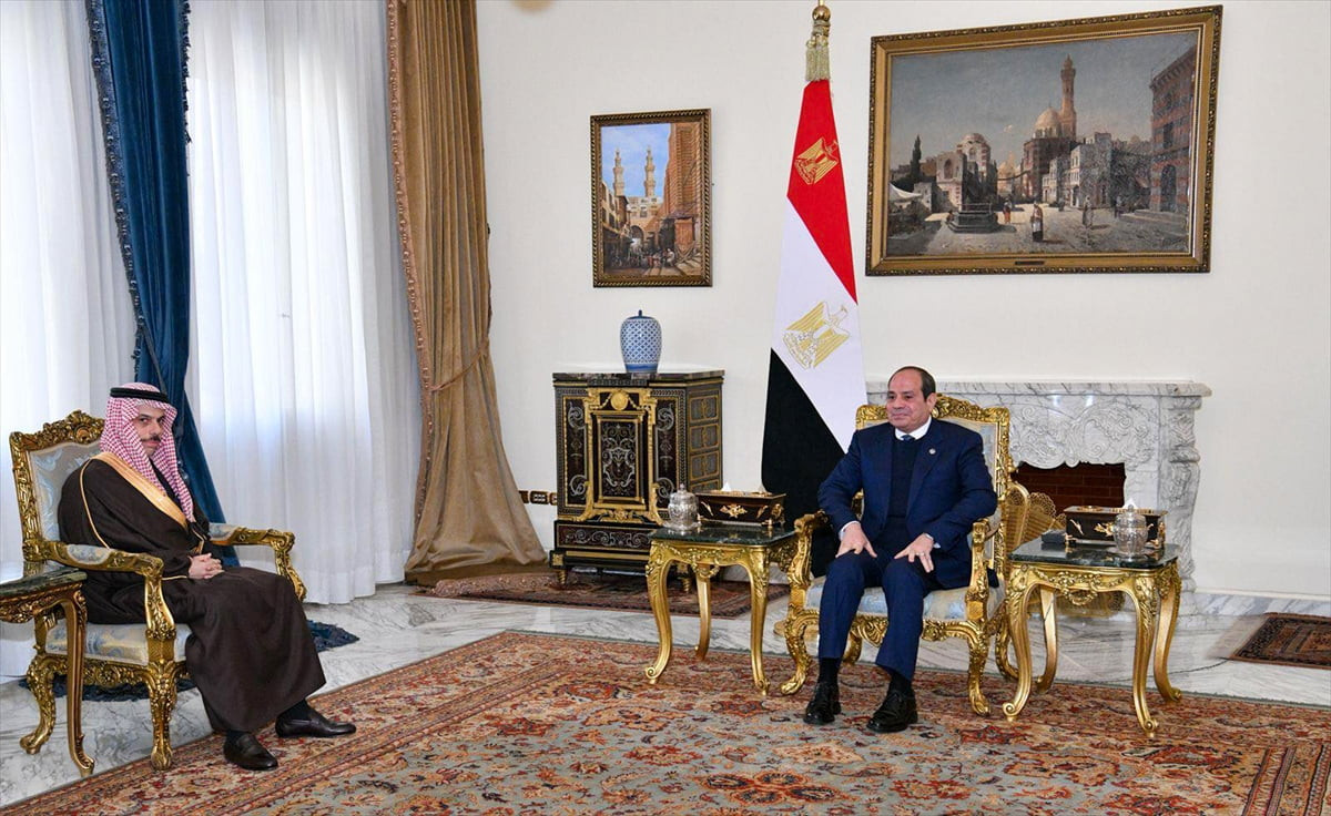Mısır Cumhurbaşkanı Abdulfettah es-Sisi (sağda), Suudi Arabistan Dışişleri Bakanı Faysal bin...