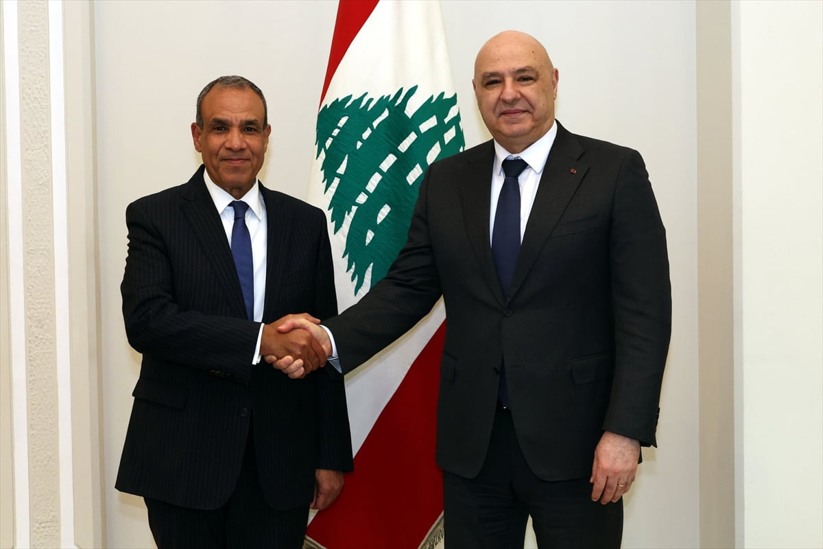Mısır Dışişleri Bakanı Bedr Abdulati (solda), resmi temaslarda bulunmak üzere geldiği Lübnan'ın...