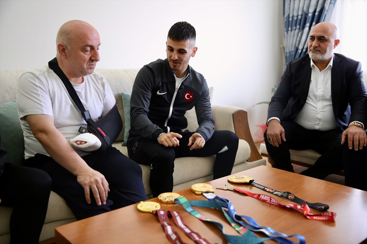 Mısır'da düzenlenen 27. Dünya Karate Şampiyonası'nda birinci olan Eray Şamdan, başarılarına dünya...