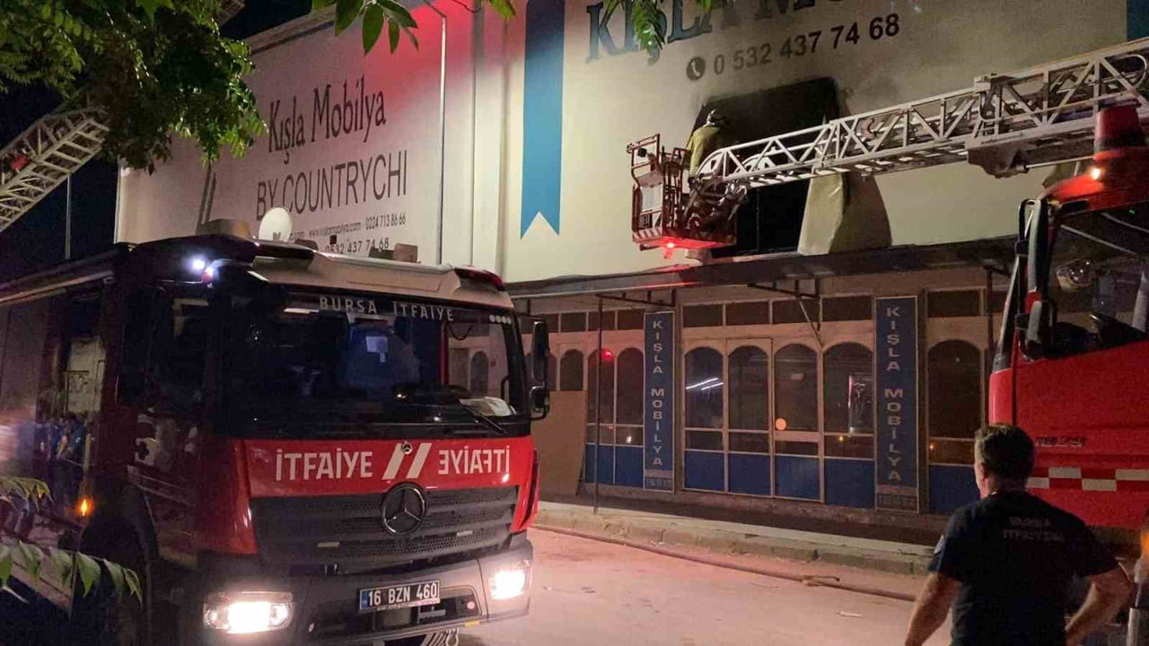 MOBİLYA FABRİKASINDA KORKUTAN YANGIN