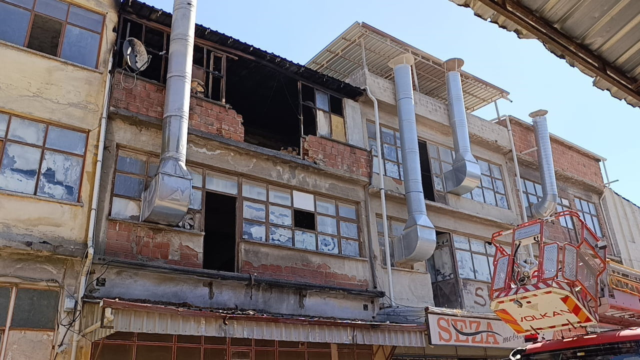 MOBİLYA İMALATHANESİNDE KORKUTAN YANGIN