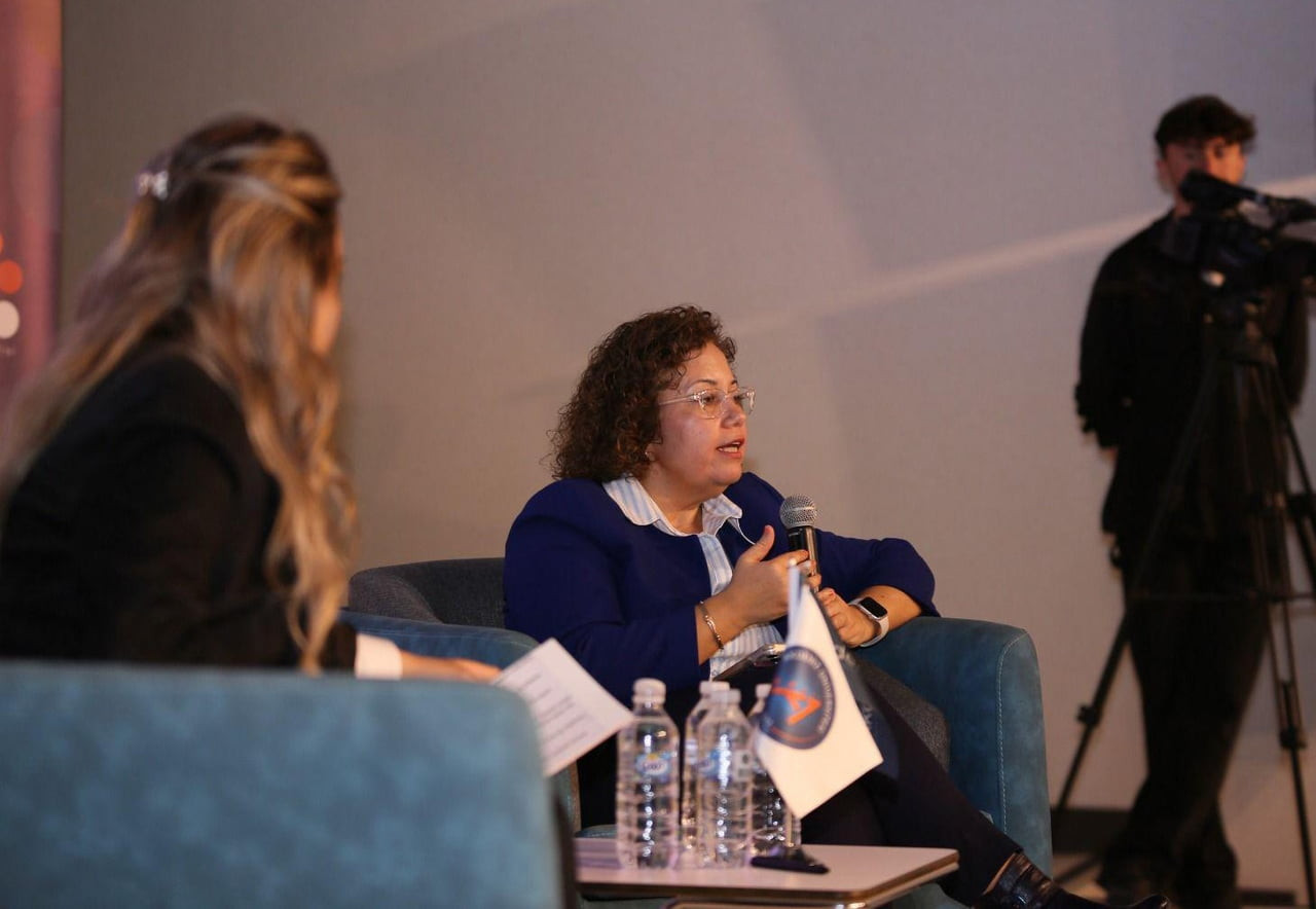 MODERATÖRLÜĞÜNÜ AV. AYŞE EVRİM ZEYBEK AKÇAY'IN (SOLDA) ÜSTLENDİĞİ SÖYLEŞİDE, PDRUAM MÜDÜRÜ...