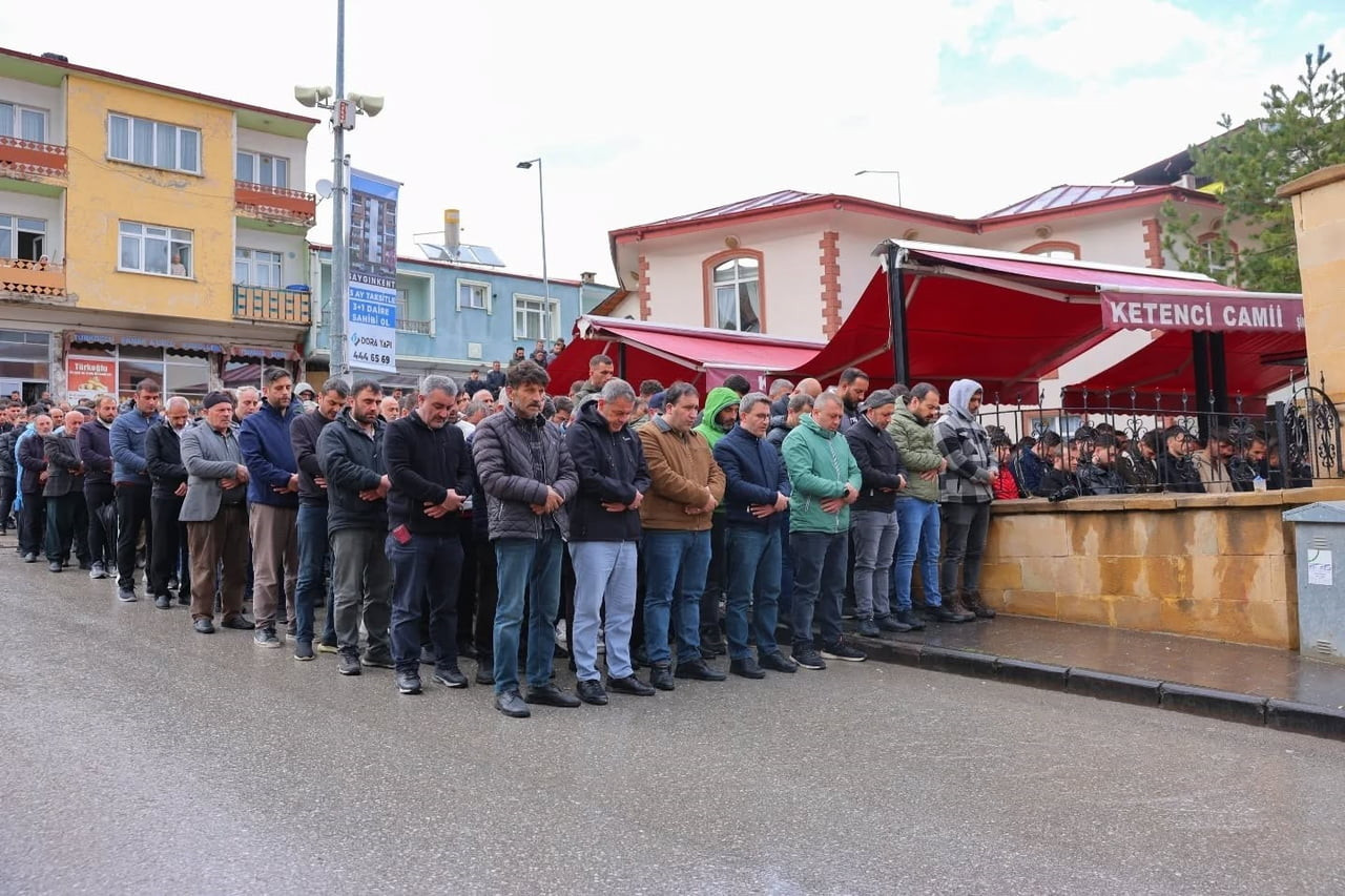 MOTOSİKLET KAZASINDA HAYATINI KAYBEDEN GENÇ SON YOLCULUĞUNA UĞURLANDI