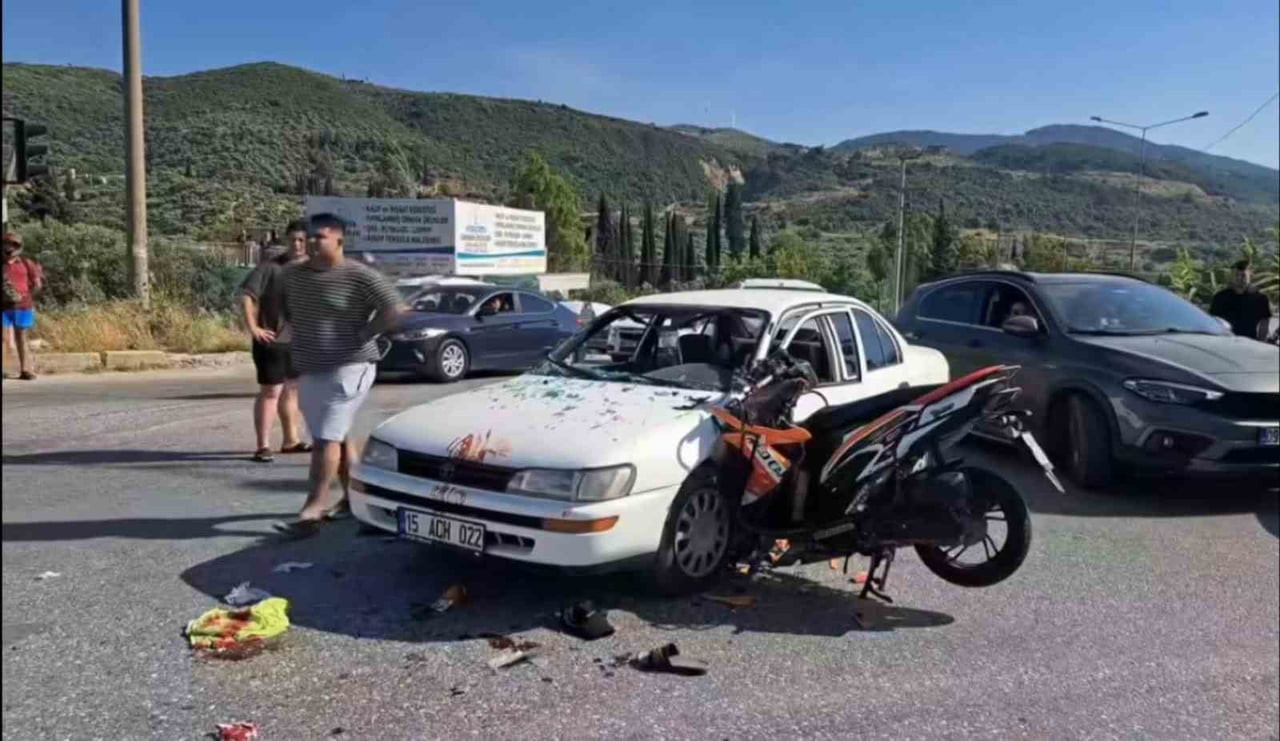 MOTOSİKLET OTOMOBİLE OK GİBİ SAPLANDI