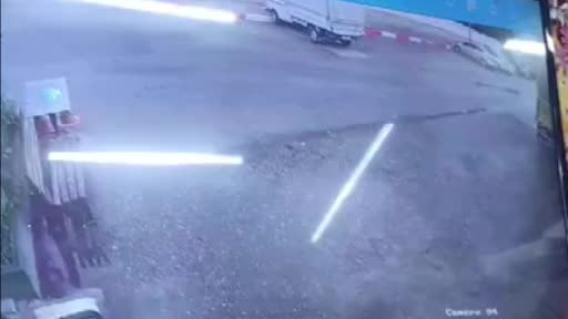 Motosiklet sürücünün ölümden döndüğü kaza anı kamerada