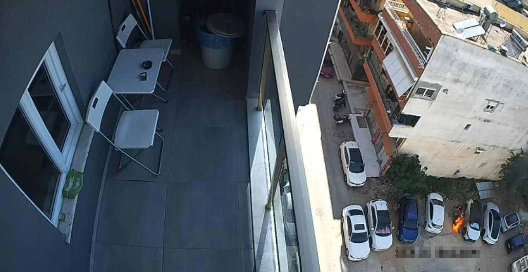 MOTOSİKLET SÜRÜCÜSÜ, ALEVLERİN PARK HALİNDEKİ DİĞER ARAÇLARA SIÇRAMASINI ÖNLEMEK İÇİN HAYATINI...