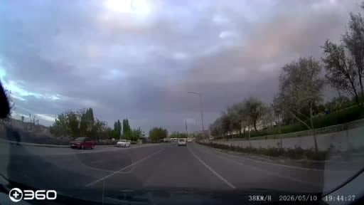 Motosiklet sürücüsünün otomobilin altında kalmaktan son anda böyle kurtuldu
