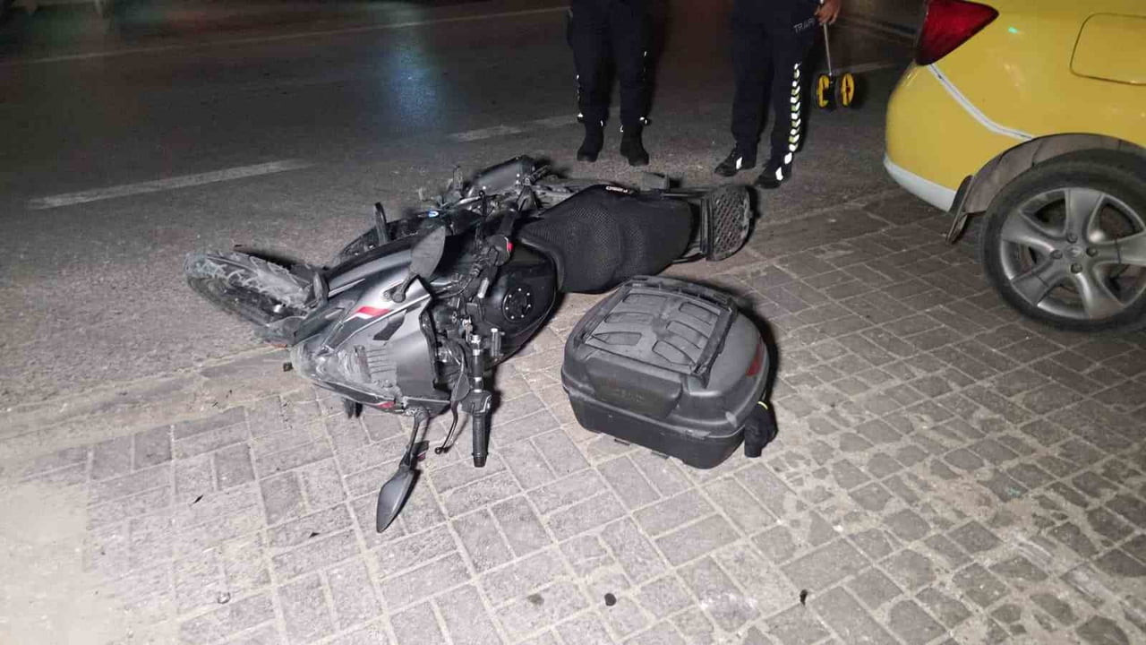 MOTOSİKLET TİCARİ TAKSİYE ÇARPTI. MOTOSİKLET SÜRÜCÜSÜ AĞIR YARALANDI.