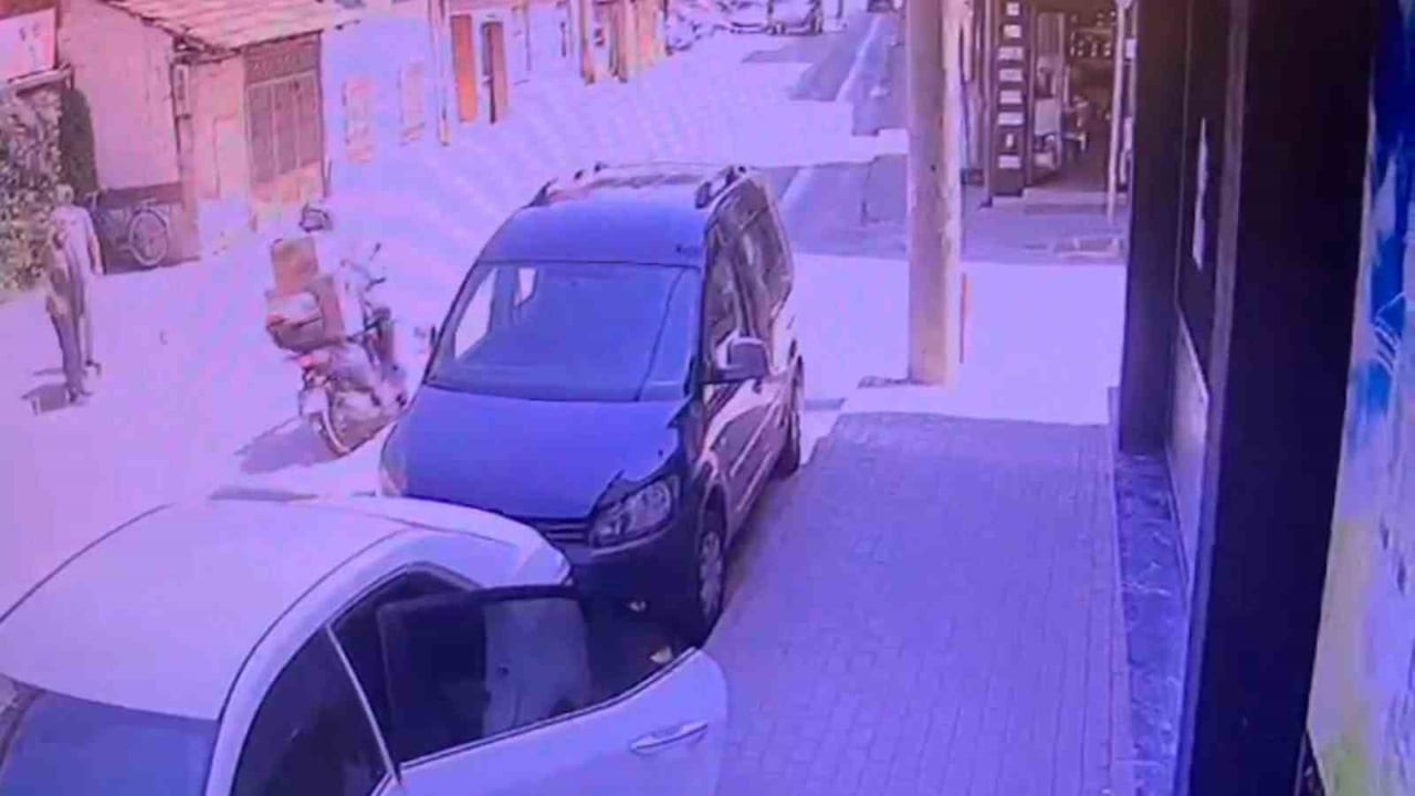MOTOSİKLET, YOLDAKİ MAZOTUN ÜZERİNDEN GEÇERKEN SÜRÜCÜSÜNÜN KONTROLÜNDEN ÇIKARAK...
