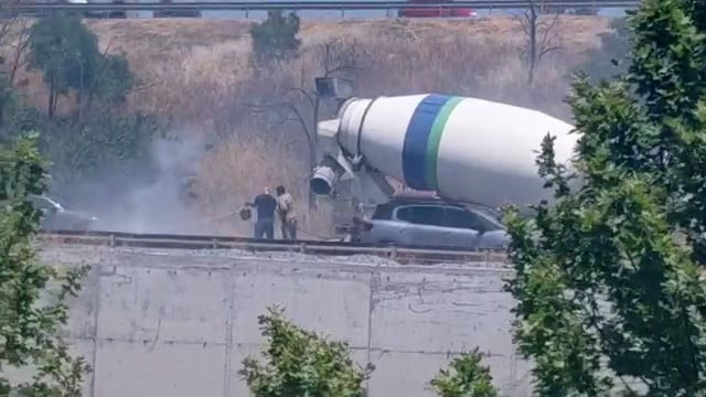 MOTOSİKLETİ O ESNADA ORADAN GEÇEN BETON MİKSERİ SÜRÜCÜSÜ YANGINA MÜDAHALE EDEREK...