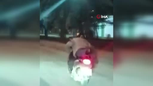 Motosikletin üzerine uzanarak seyreden şahıs canını hiçe saydı