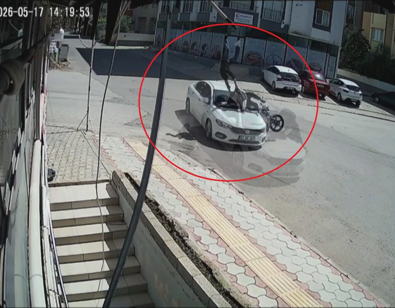 MOTOSİKLETTEKİ 2 KİŞİNİN HAVAYA SAVRULDUĞU ANLAR BÖYLE KAYDEDİLDİ