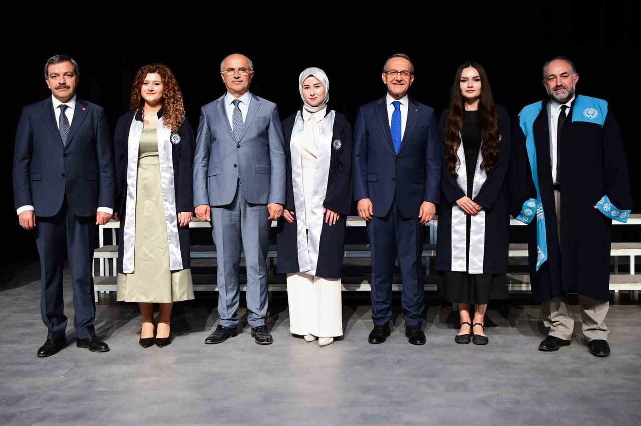 MTÜ TIP FAKÜLTESİNDE TARİHİ GÜN: İLK MEZUNLAR MESLEK HAYATINA UĞURLANDI