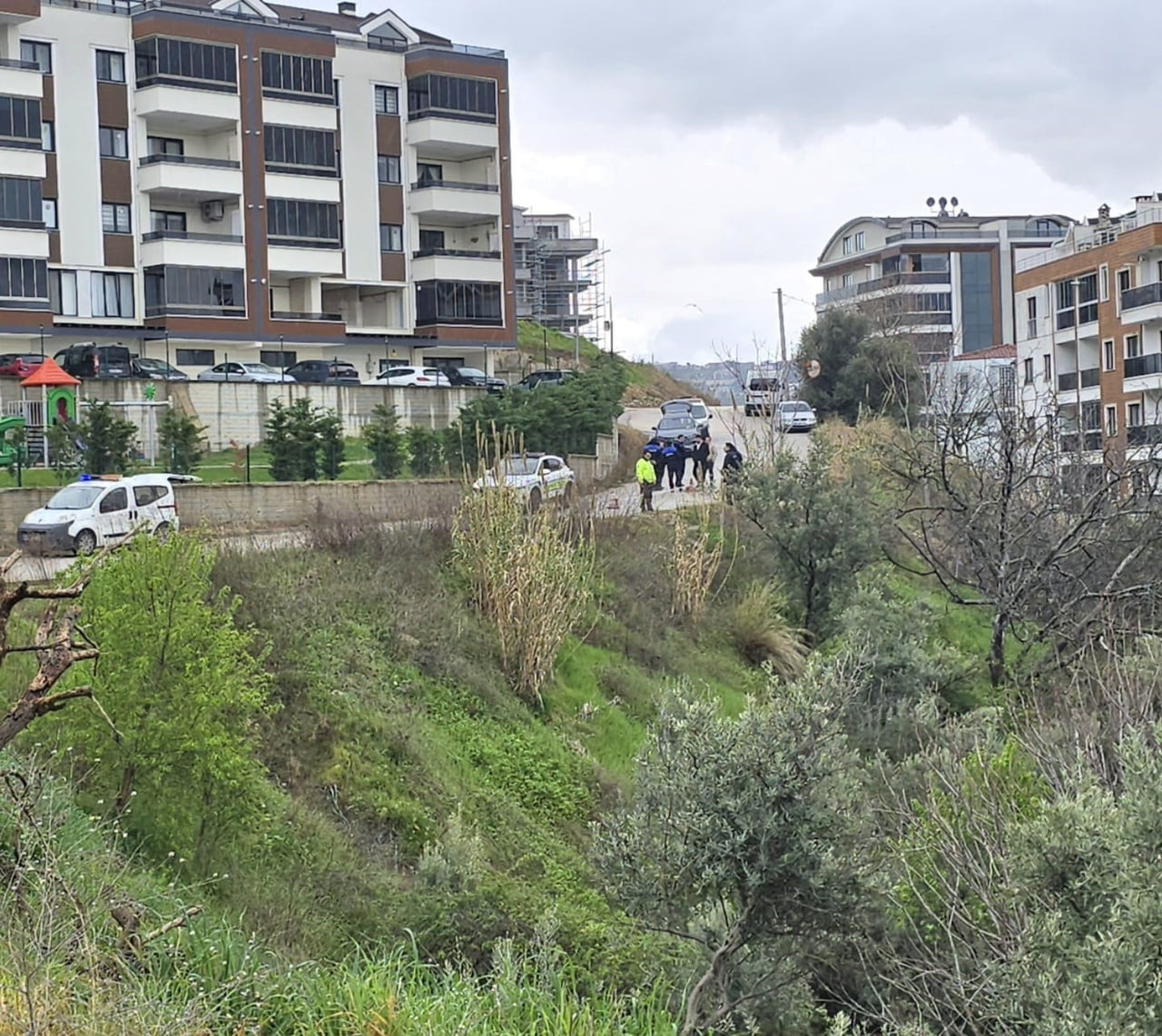 MUDANYA BURGAZ MAHALLESİ KIZILTOPRAK CADDESİ’NDE, KRİSTAL PARK EVLERİ ÖNÜNDE BULUNAN PARKE KAPLI...
