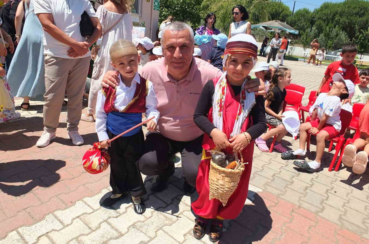 MÜDÜR BORA ZİHNİ FOTOĞRAF ÇEKTİRDİ