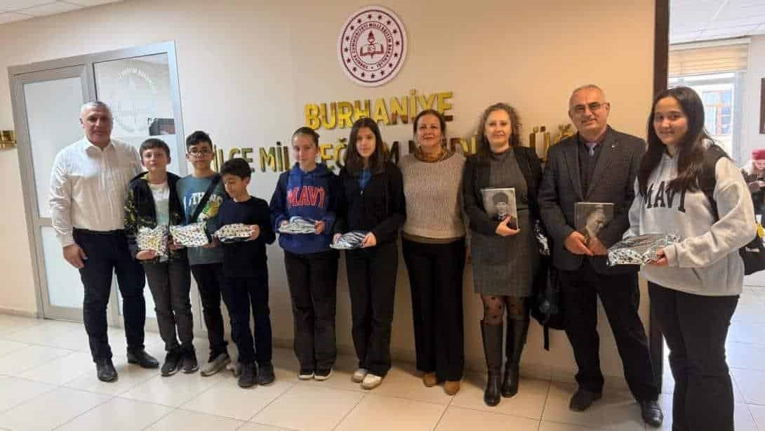 MÜDÜR BORA ZİHNİ ÖĞRENCİLERİ ÖDÜLLENDİRDİ