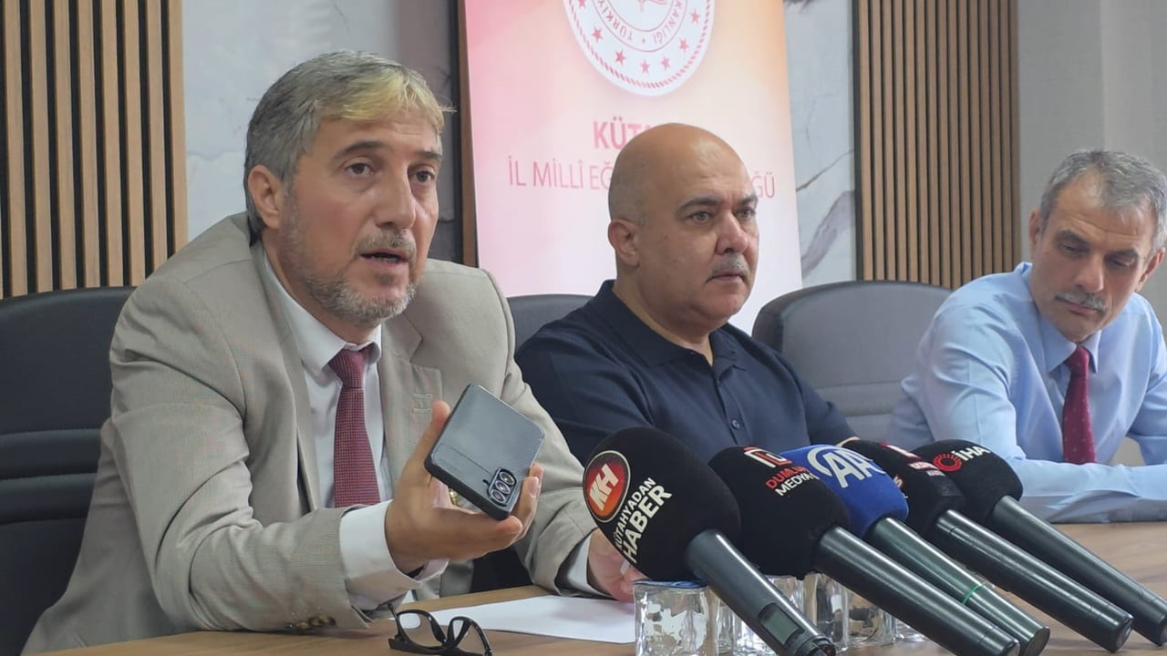 MÜDÜR YILMAZ, EĞİTİM-ÖĞRETİM YILINI DEĞERLENDİRDİ: "KÜTAHYA, MESLEKİ EĞİTİMDE TÜRKİYE'YE ÖRNEK...