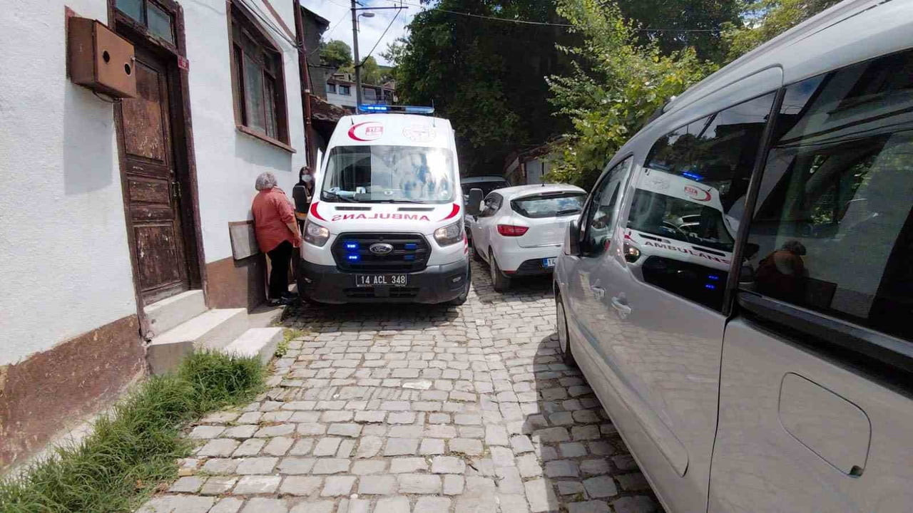 MUDURNU İLÇESİNDE RAHATSIZLANAN YAŞLI BİR HASTA İÇİN OLAY YERİNE SEVK EDİLEN AMBULANS, PARK EDİLEN...