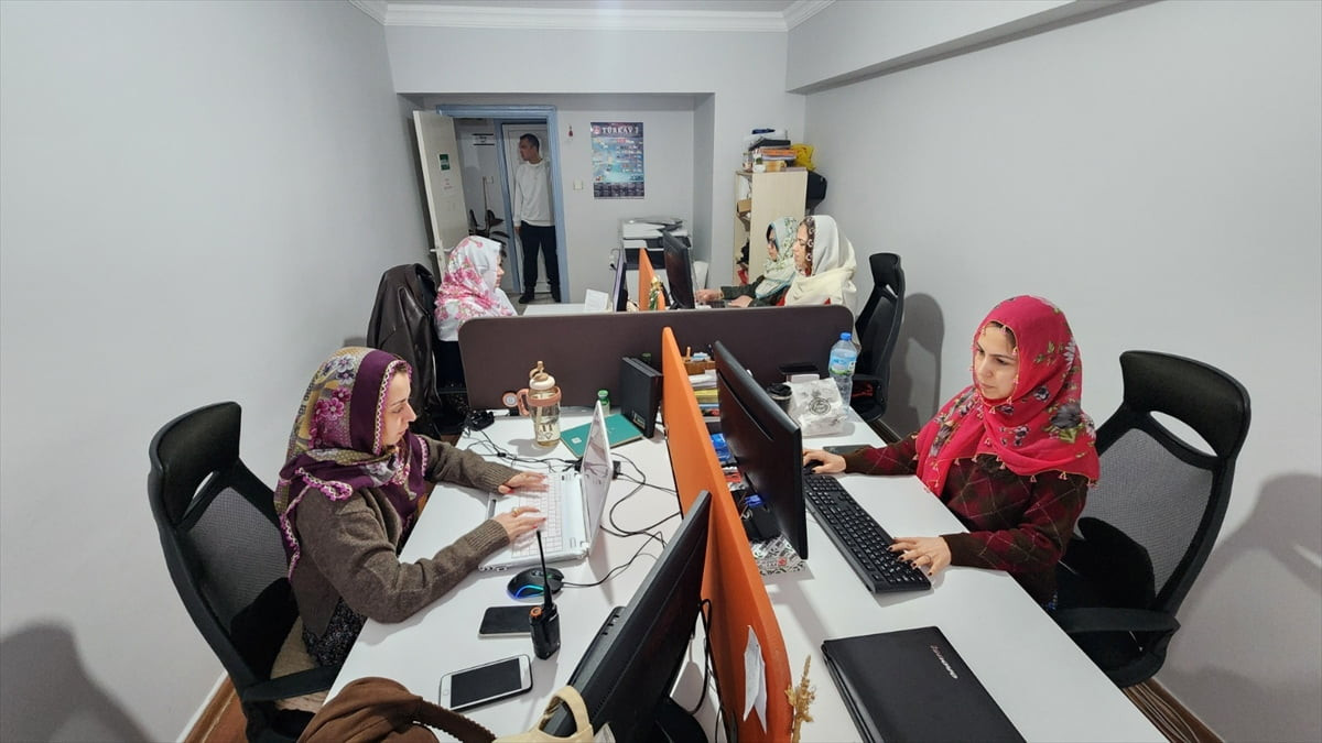 Muğla Gazetesi'nde çalışan kadın basın mensupları, sosyal medyada yapılan paylaşımla hedef alınan...