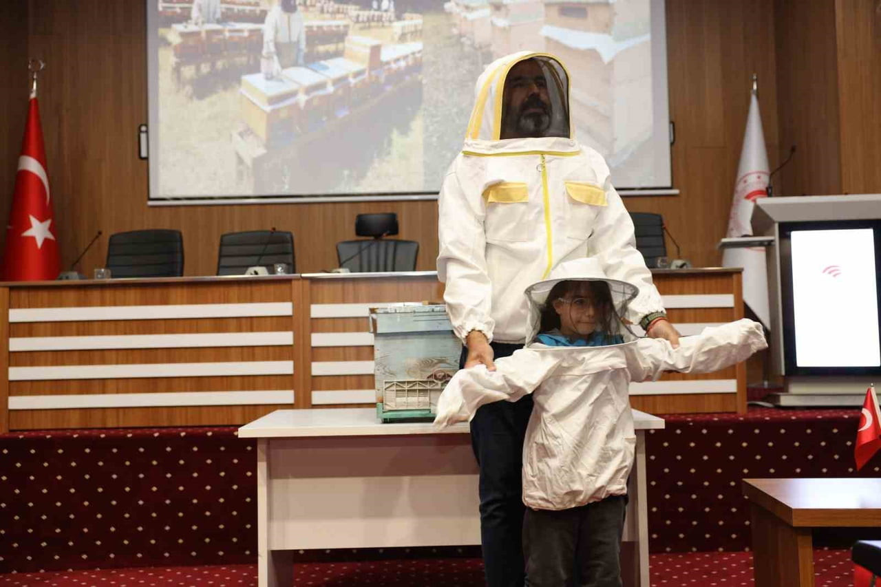 MUĞLA İL TARIM’DA MİNİK MİSAFİRLER ARILARI VE SAĞLIKLI BESLENMEYİ ÖĞRENDİLER