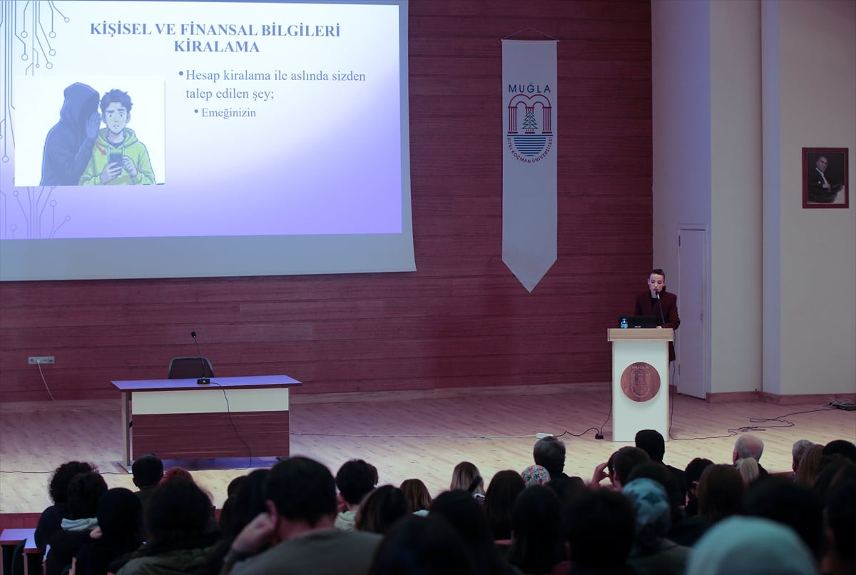 Muğla Sıtkı Koçman Üniversitesi öğrencileri, bilişim sistemleri kullanılarak işlenen...