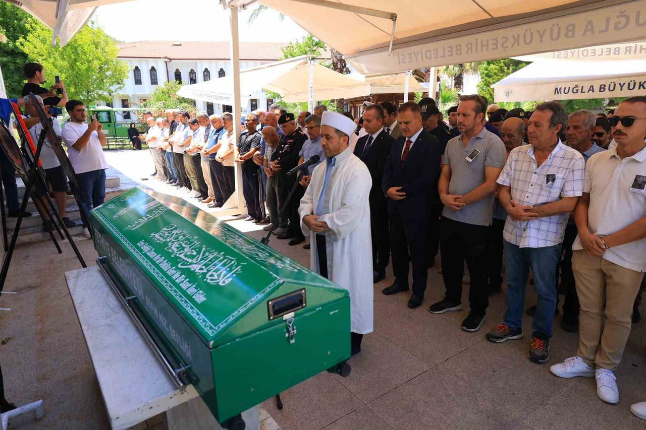 MUĞLA VALİSİ AKBIYIK, ŞEHİT BABASI MUHARREM FAKI’YI SON YOLCULUĞUNA UĞURLADI