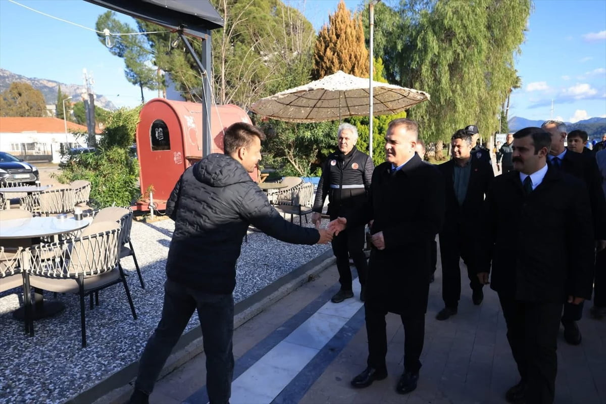 Muğla Valisi İdris Akbıyık, Köyceğiz Gölü'nde su seviyesinin yükselmesi nedeniyle işletmelerini su...