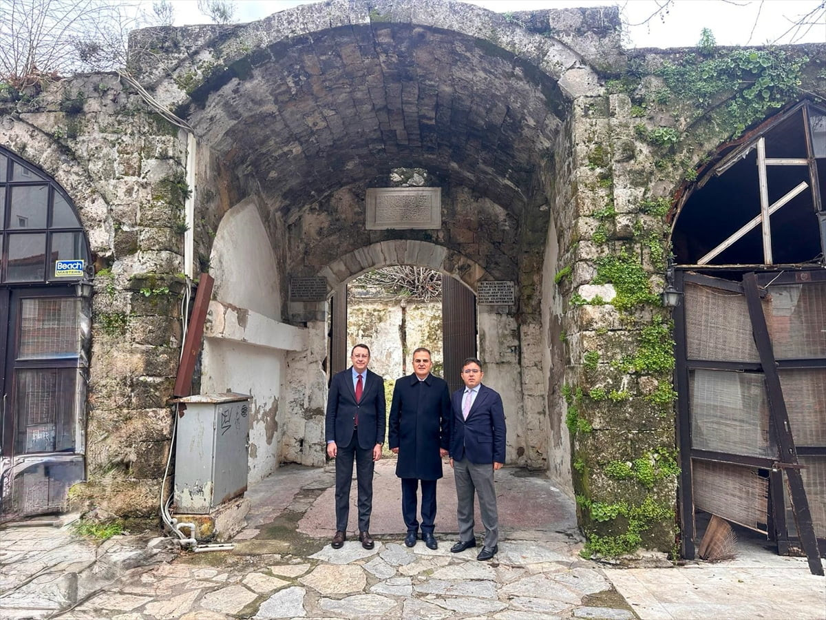 Muğla Valisi İdris Akbıyık (ortada), Marmaris'te Kanuni Sultan Süleyman'ın Rodos'u fethi sırasında...