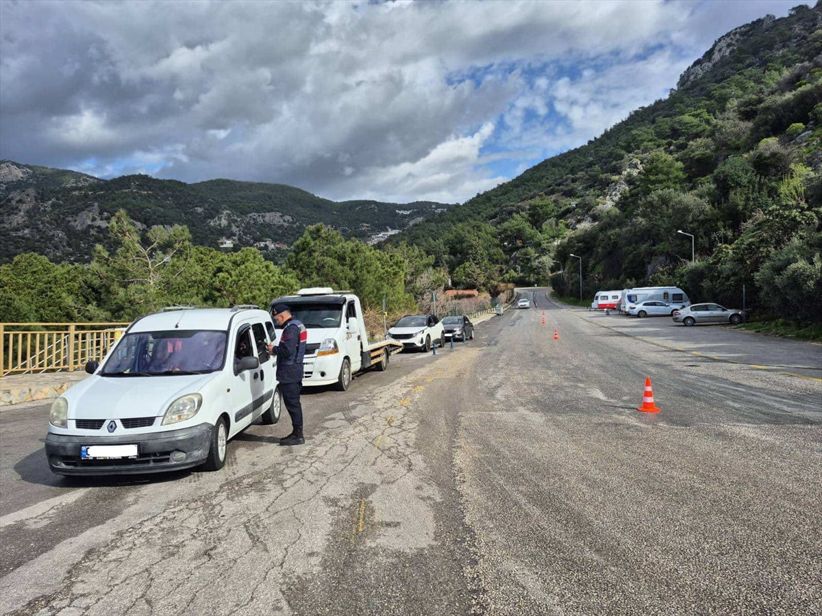 Muğla ve ilçelerinde düzenlenen aranan şahısların yakalanmasına yönelik uygulamada çeşitli...