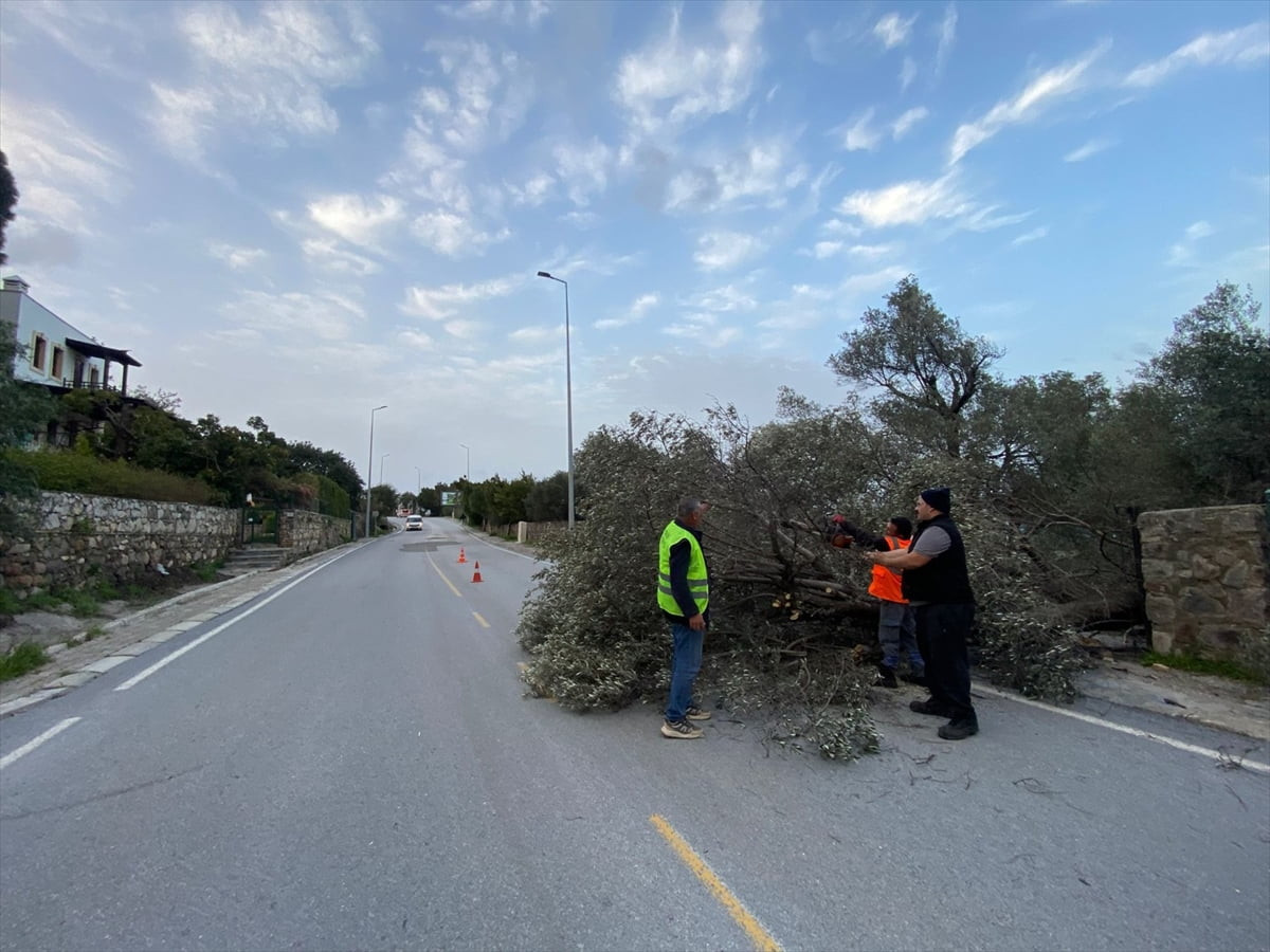 Muğla ve ilçelerinde etkili olan fırtına ve sağanak günlük yaşamı olumsuz etkiliyor. Bodrum...