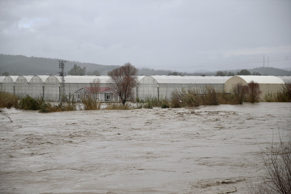 Muğla ve ilçelerinde etkili olan kuvvetli yağış nedeniyle bazı dereler taştı, sel yaşandı....