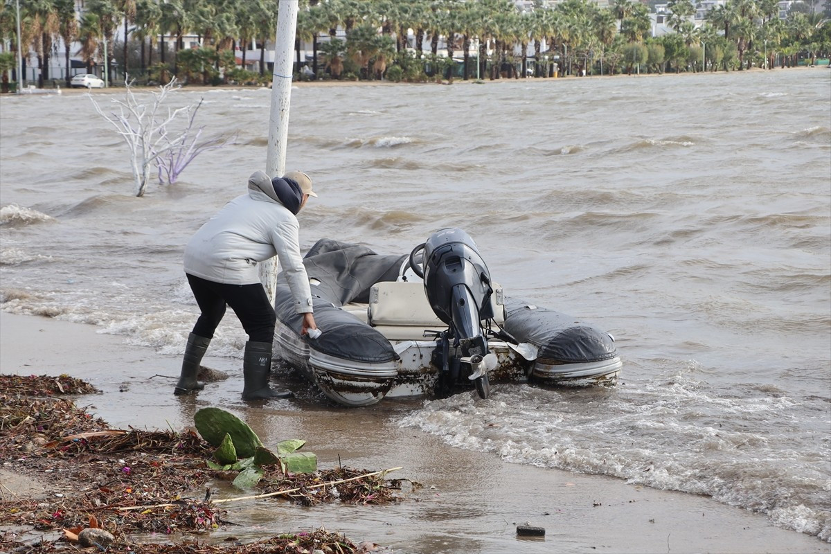 Muğla ve ilçelerinde sağanak ve fırtına günlük yaşamı olumsuz etkiliyor. Gümbet ve Bitez...