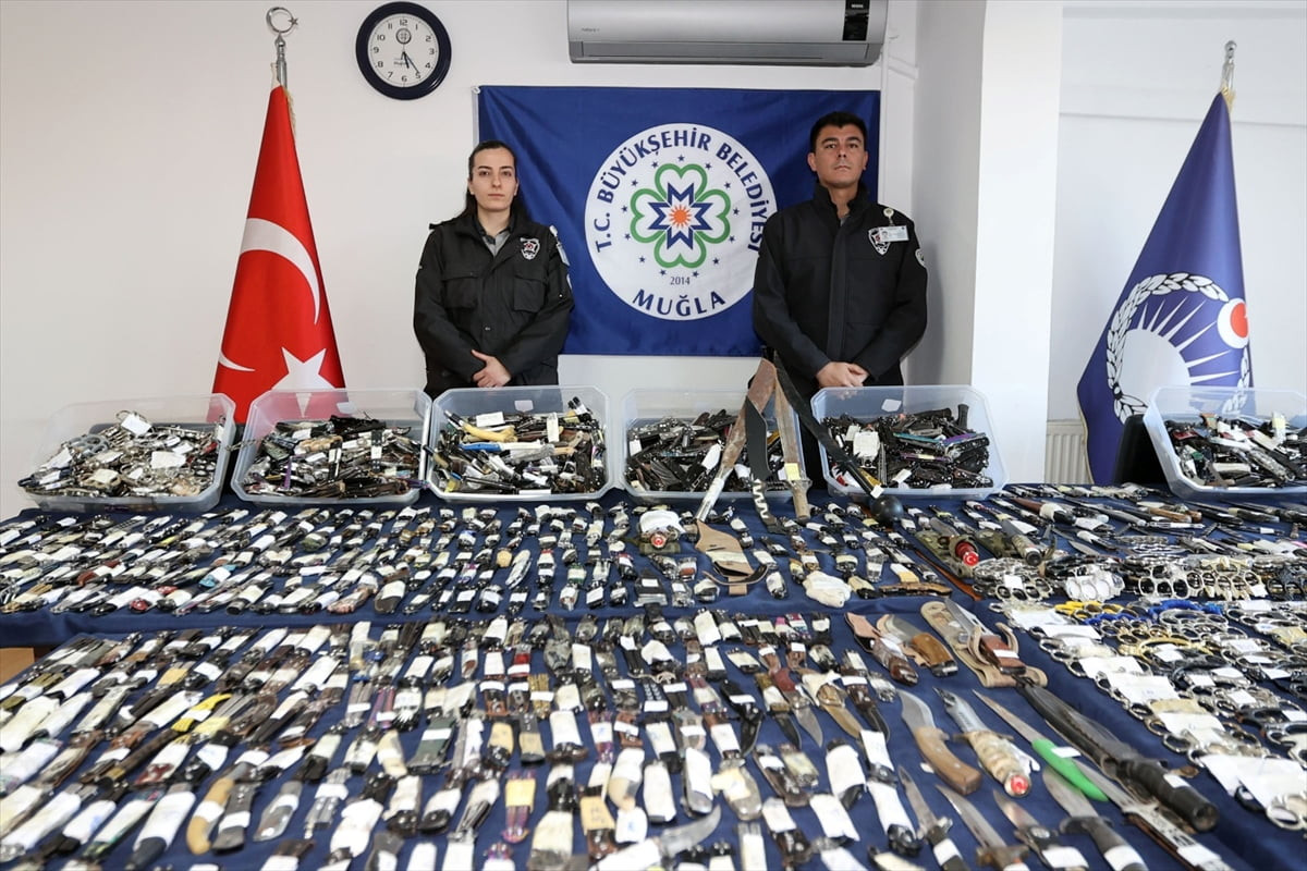 Muğla'da, 2025 yılında il genelindeki otogarlarda 2 bin 520 kesici alet ve 30'dan fazla ateşli...