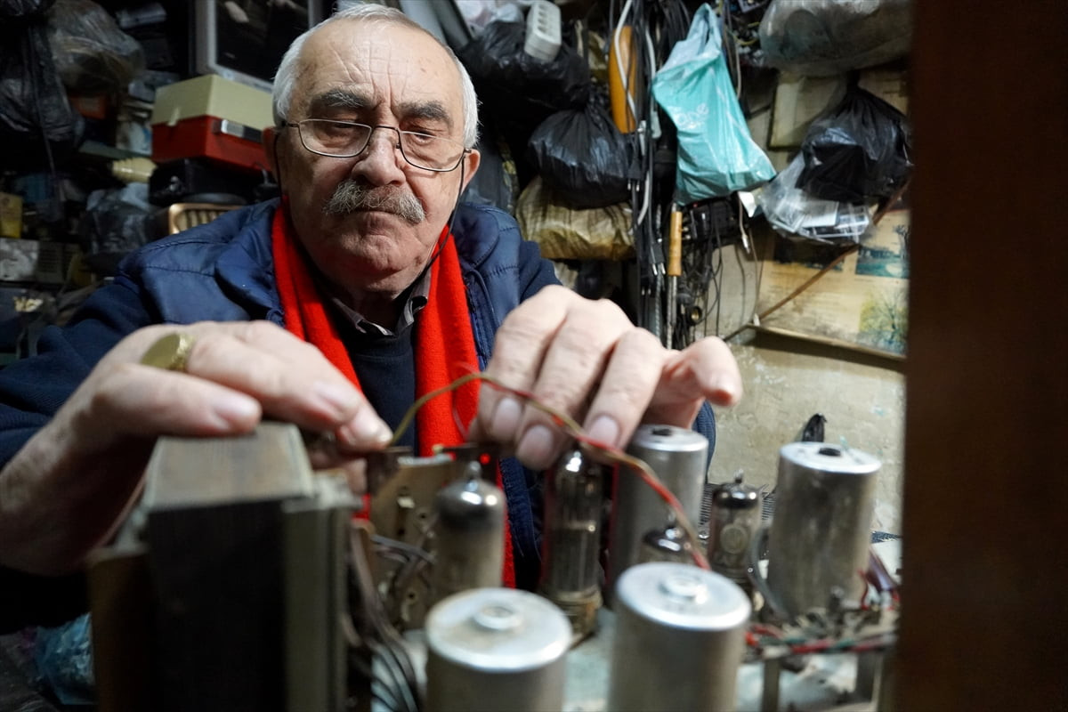 Muğla'da 58 yıldır radyo tamirciliği yapan Mustafa Bektaş, 6 metrekarelik dükkanında hem bozuk...