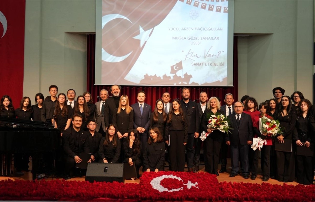 Muğla'da, AK Parti İstanbul Milletvekili ve sanatçı Yücel Arzen Hacıoğulları ile lise öğrencileri...