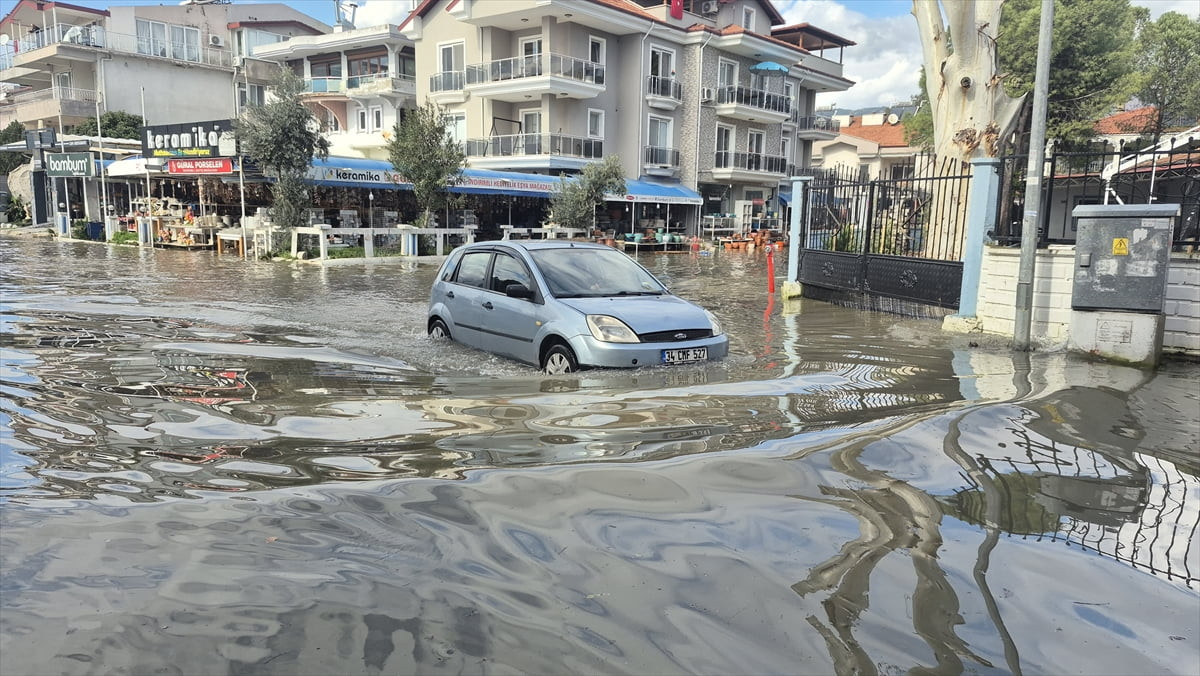 Muğla'da bazı vatandaşlar, Köyceğiz Gölü'nün yükselmesi sonucu su altında kalan cadde ve...