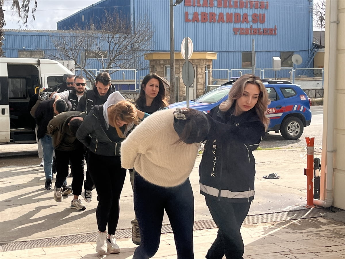 Muğla'da düzenlenen uyuşturucu operasyonunda gözaltına alınan 6 şüpheliden 5'i...