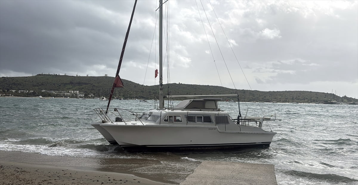 Muğla'da etkili olan fırtına günlük yaşamı olumsuz etkiliyor. Bodrum ilçesinde sabah saatlerinden...