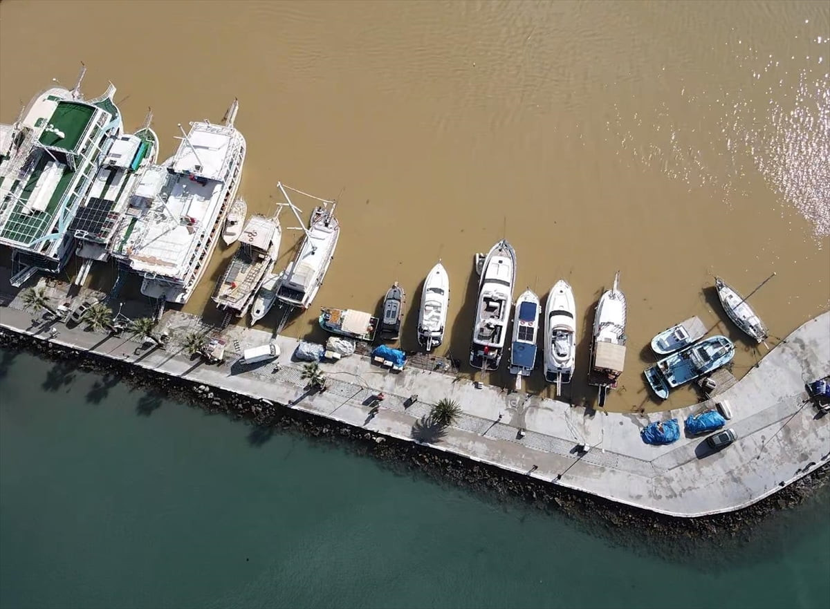 Muğla'da etkili olan sağanak nedeniyle dağlardan ve yağmur suyu kanallarından akan çamurlu su...