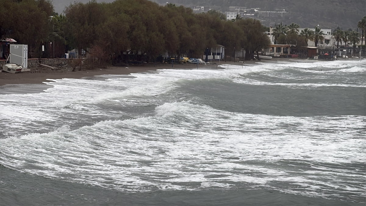 Muğla'da fırtına ve sağanak hayatı olumsuz etkiliyor. Bodrum ilçesinde gece saatlerinden itibaren...