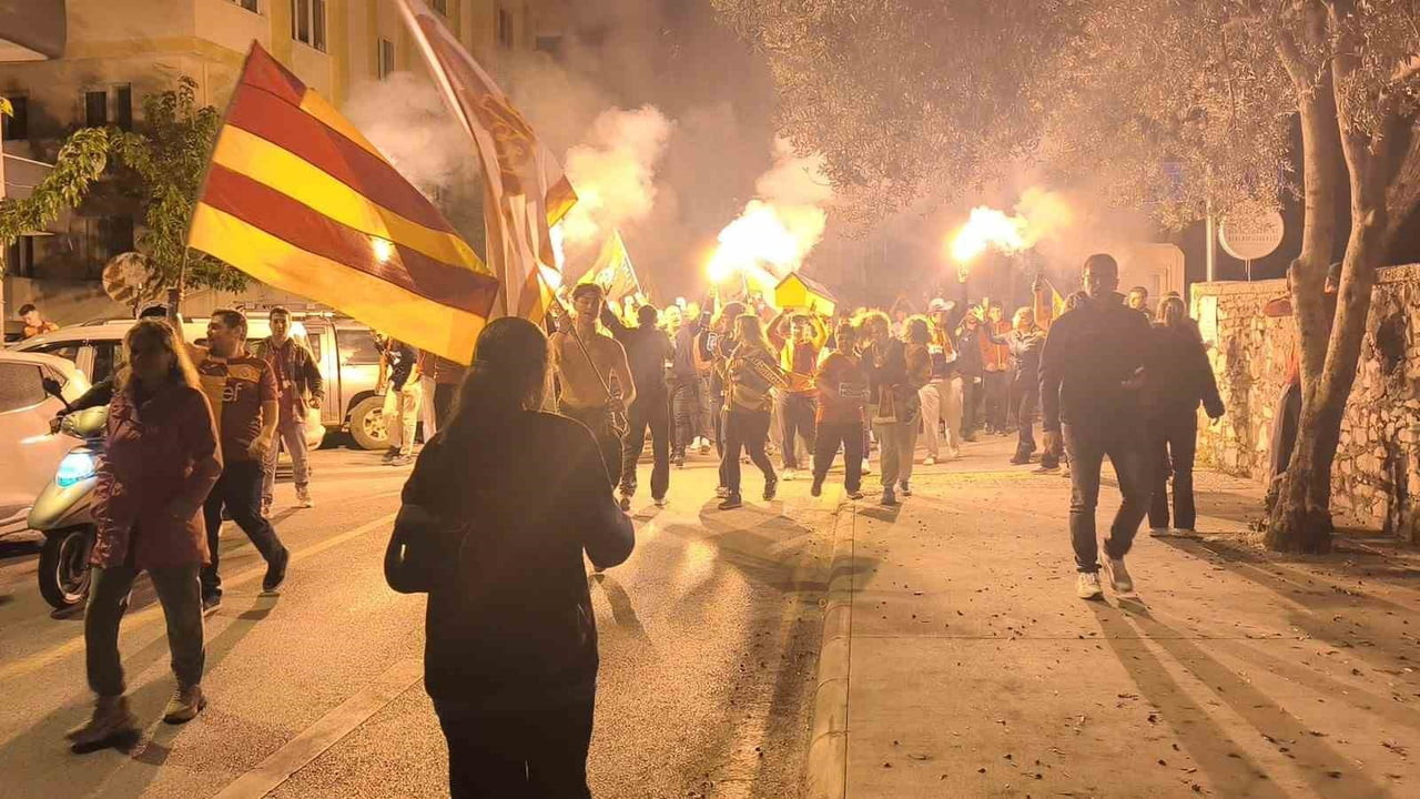 MUĞLA'DA GALATASARAYLILARDAN ŞAMPİYONLUK SEVİNCİ