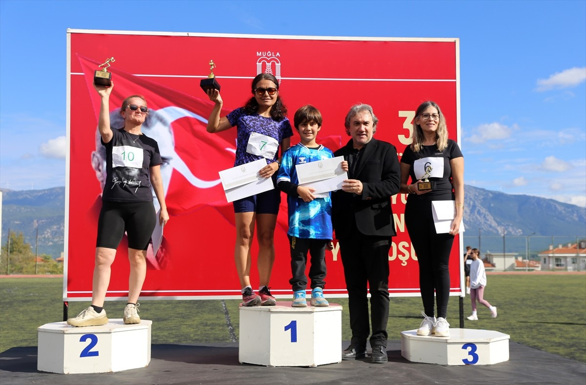 Muğla'da, Gazi Mustafa Kemal Atatürk'ün ebediyete intikalinin 87'nci yılı dolayısıyla üniversite...