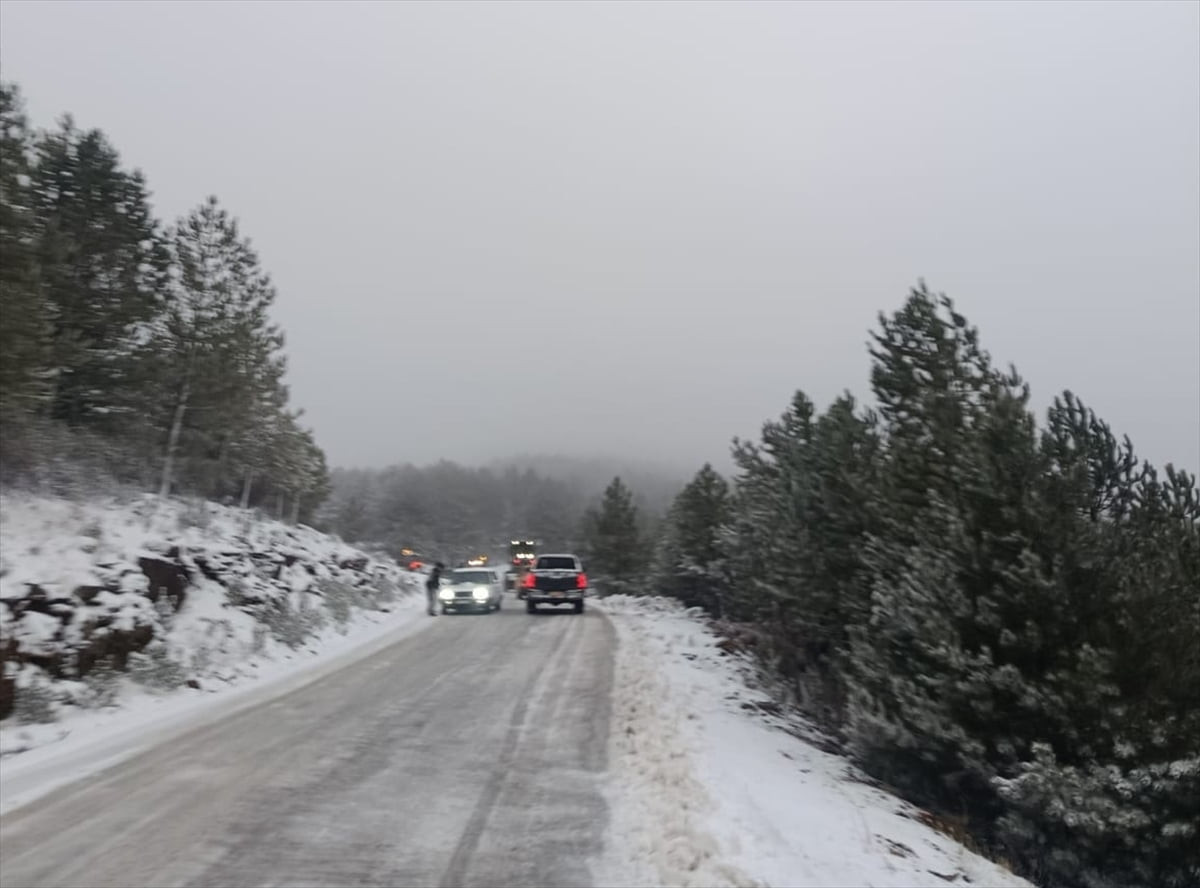 Muğla'da kar yağışı ve buzlanma nedeniyle Kavaklıdere ilçesi Gökçukur kara yolunda ulaşımda...
