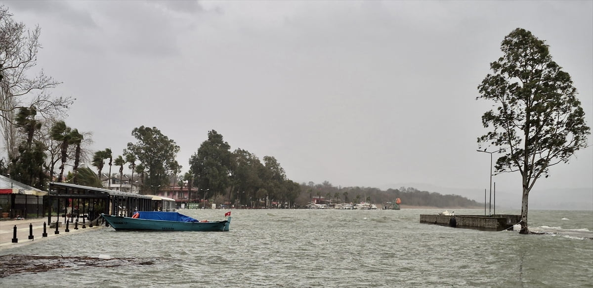 Muğla'da Namnam Çayı, Yuvarlakçay ve Kargıcak Deresi'nden gelen sular nedeniyle yer yer 1 metre...