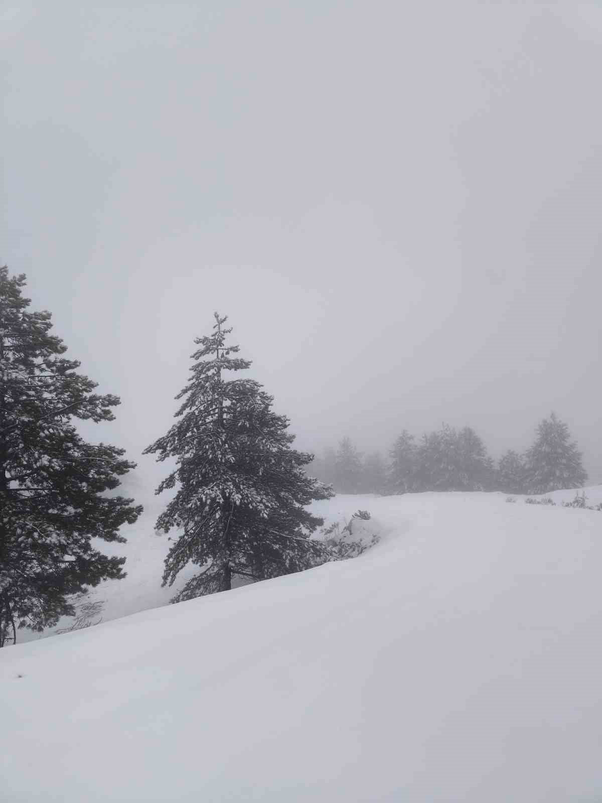 MUĞLA'DA NİSAN SÜRPRİZİ GÖKTEPE DAĞI BEYAZA BÜRÜNDÜ