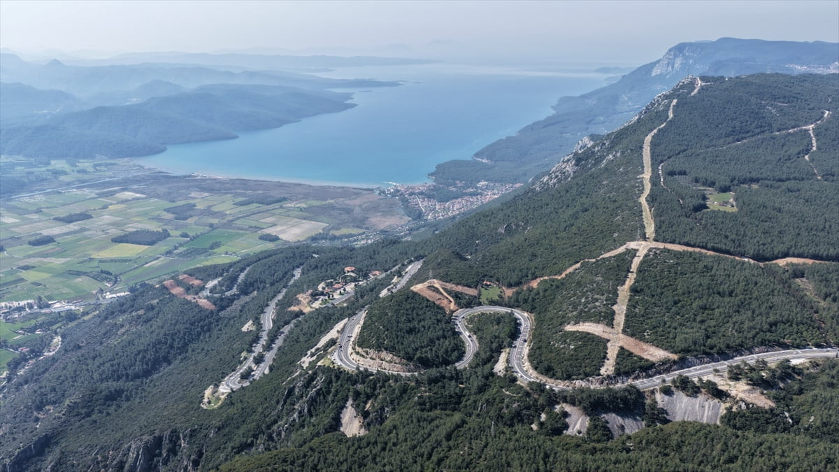 Muğla'da orman yangınlarına karşı yol kenarı temizlik çalışması yürütülüyor. Orman Bölge Müdürlüğü...