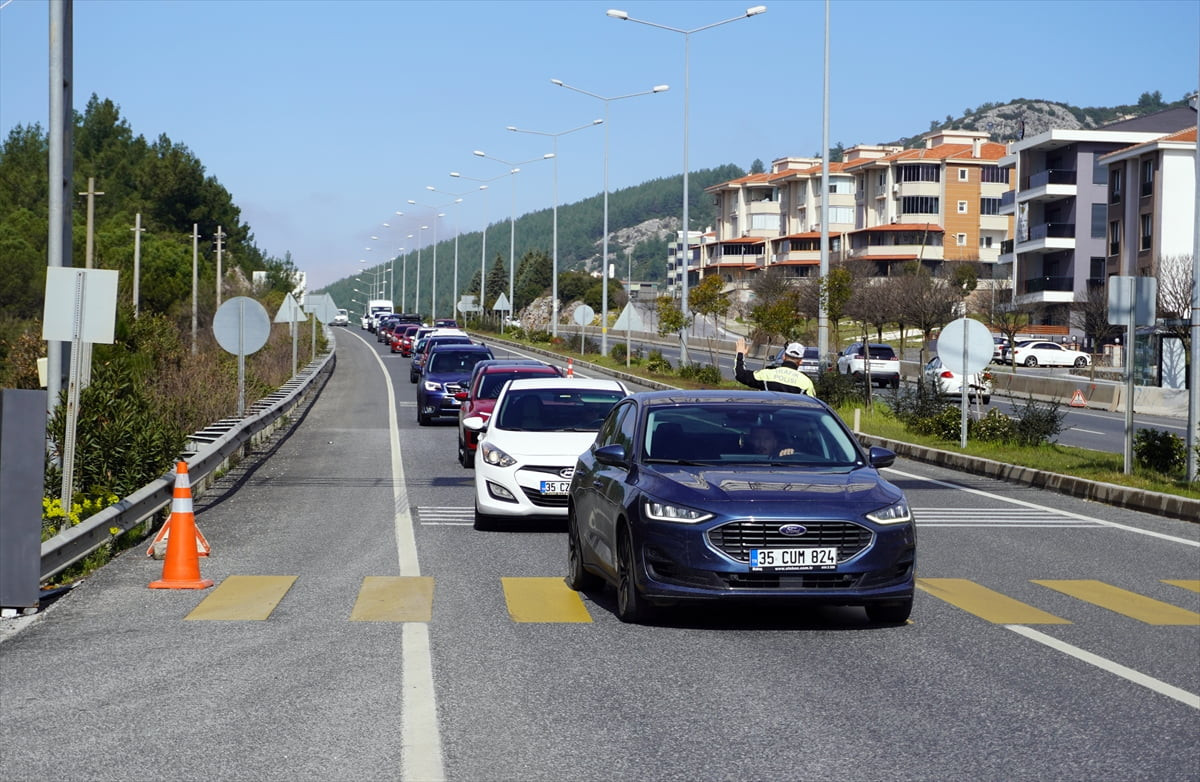 Muğla'da Ramazan Bayramı dolayısıyla turistik ilçelerin güzergahlarında trafik yoğunluğu başladı...